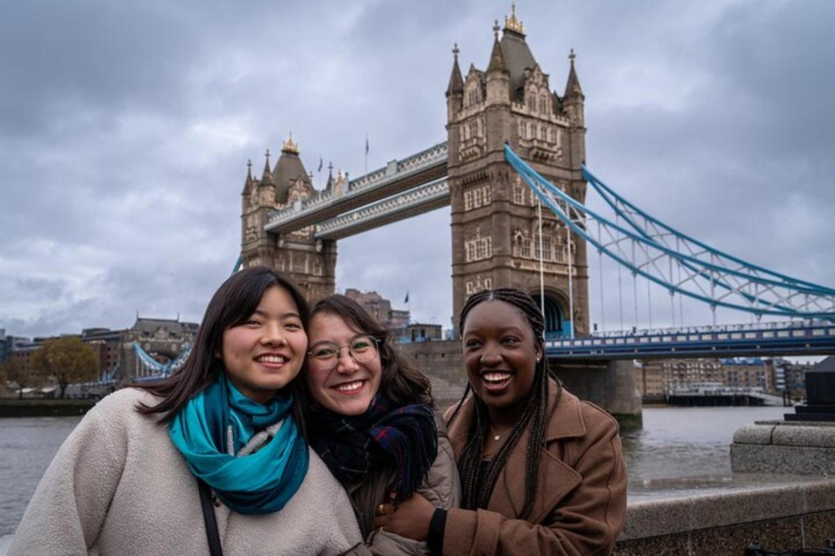 Tres mujeres posando frente al puente de la Torre