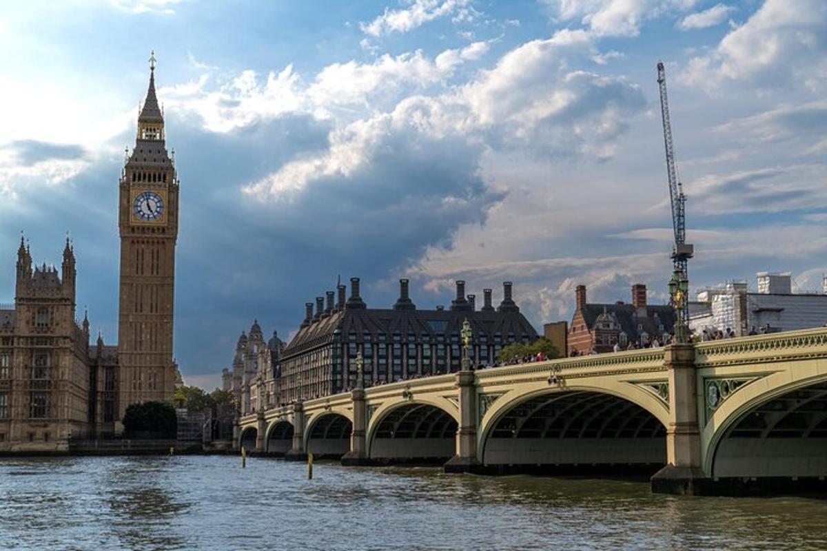 un pont sobre un riu amb una torre del rellotge i el Big Ben