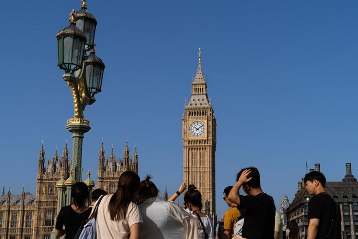 un grup de persones dempeus davant del Big Ben