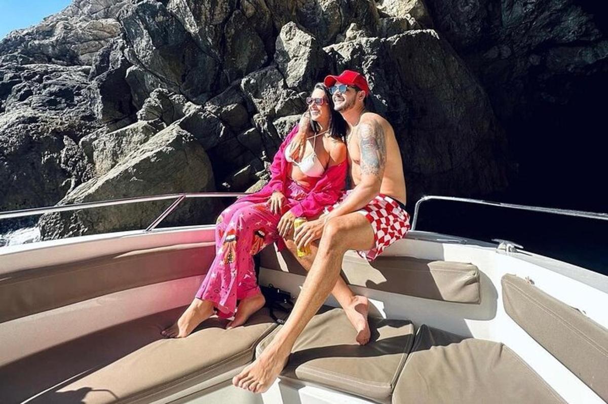 um homem e uma mulher sentados em um barco
