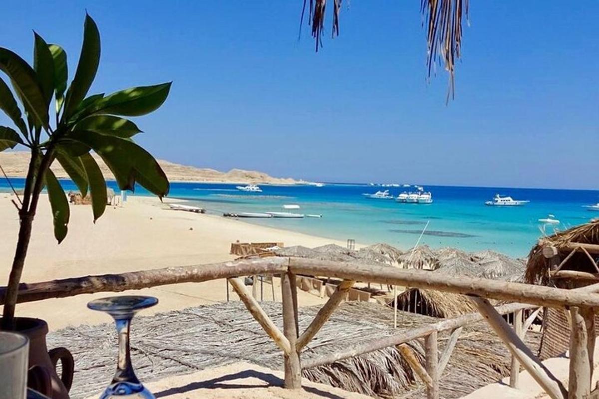 pogled na plažo s čolni v vodi