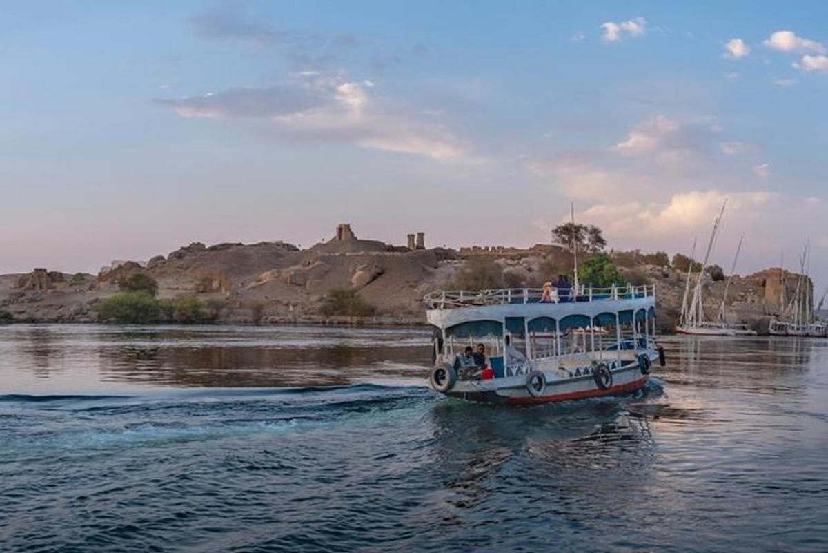 μια βάρκα στο νερό με ανθρώπους πάνω της