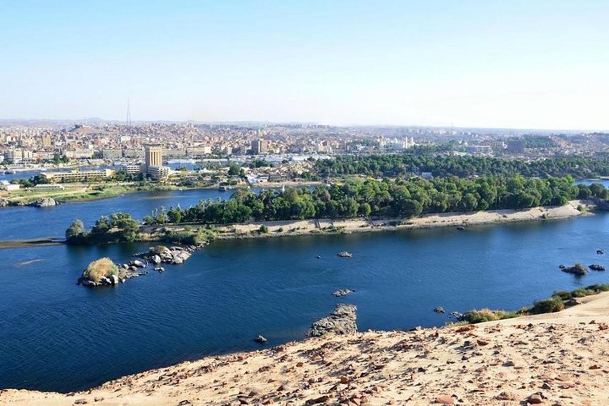 uma vista de um rio com uma cidade ao fundo