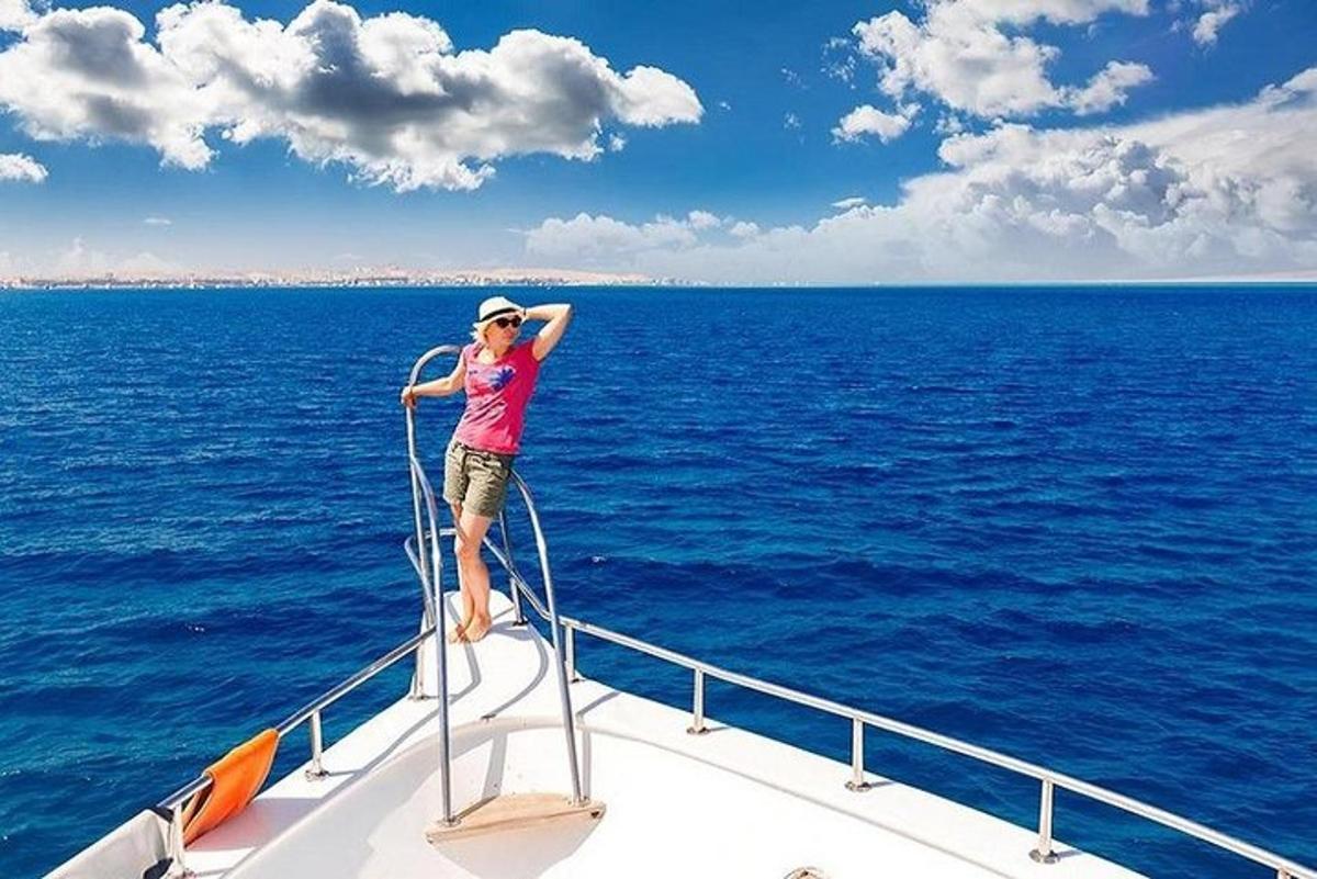 una donna in piedi sulla prua di una barca nell'oceano