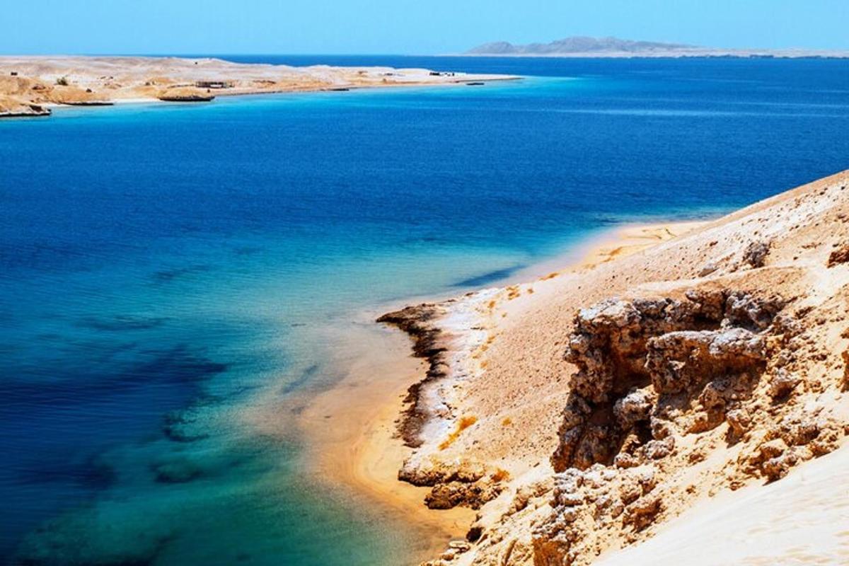 una vista aerea di uno specchio d'acqua