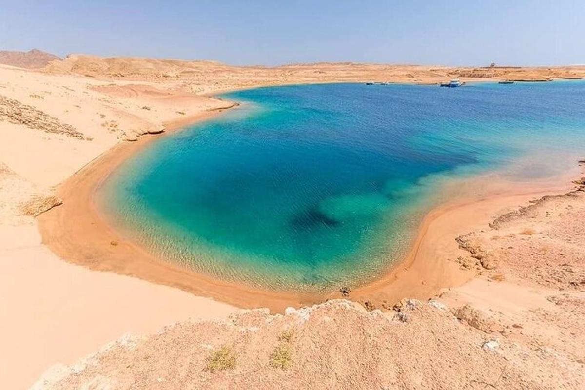 una vista aerea di uno specchio d'acqua nel deserto