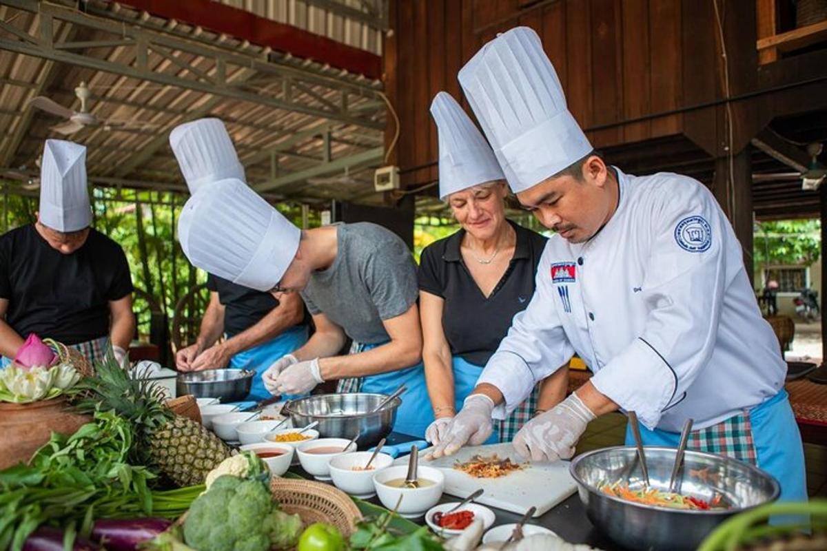 một nhóm đầu bếp đang chuẩn bị thức ăn trong bếp