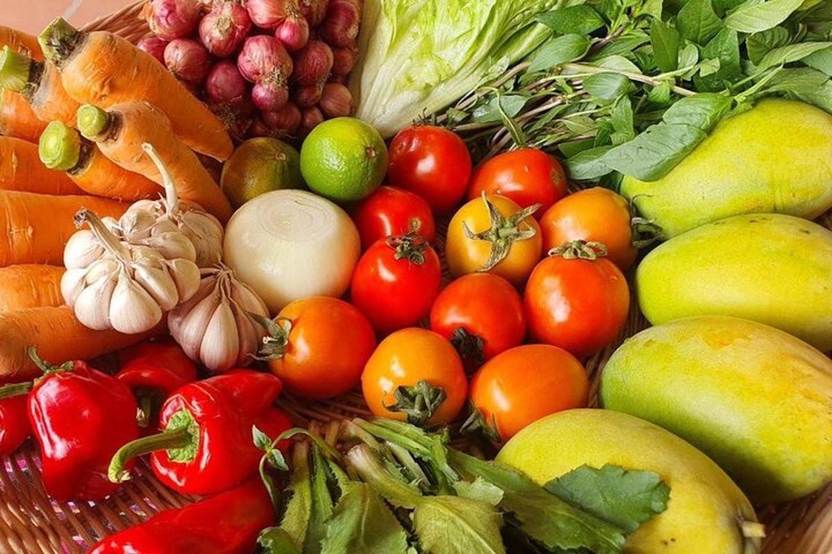một giỏ đựng đầy trái cây và rau quả