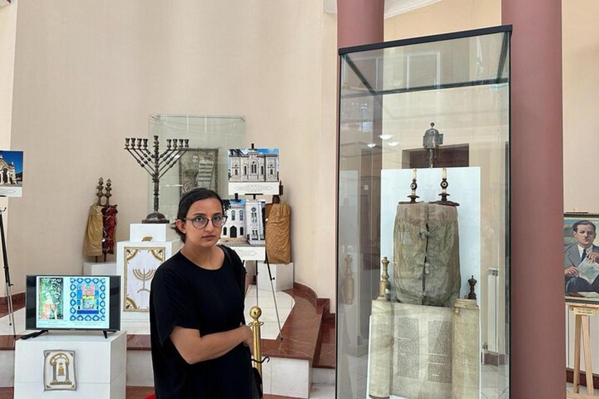 ένας άντρας που στέκεται μπροστά σε μια γυάλινη πόρτα