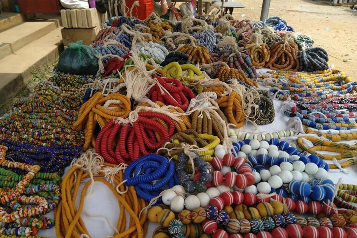 una mostra di diversi tipi di corde e altri oggetti
