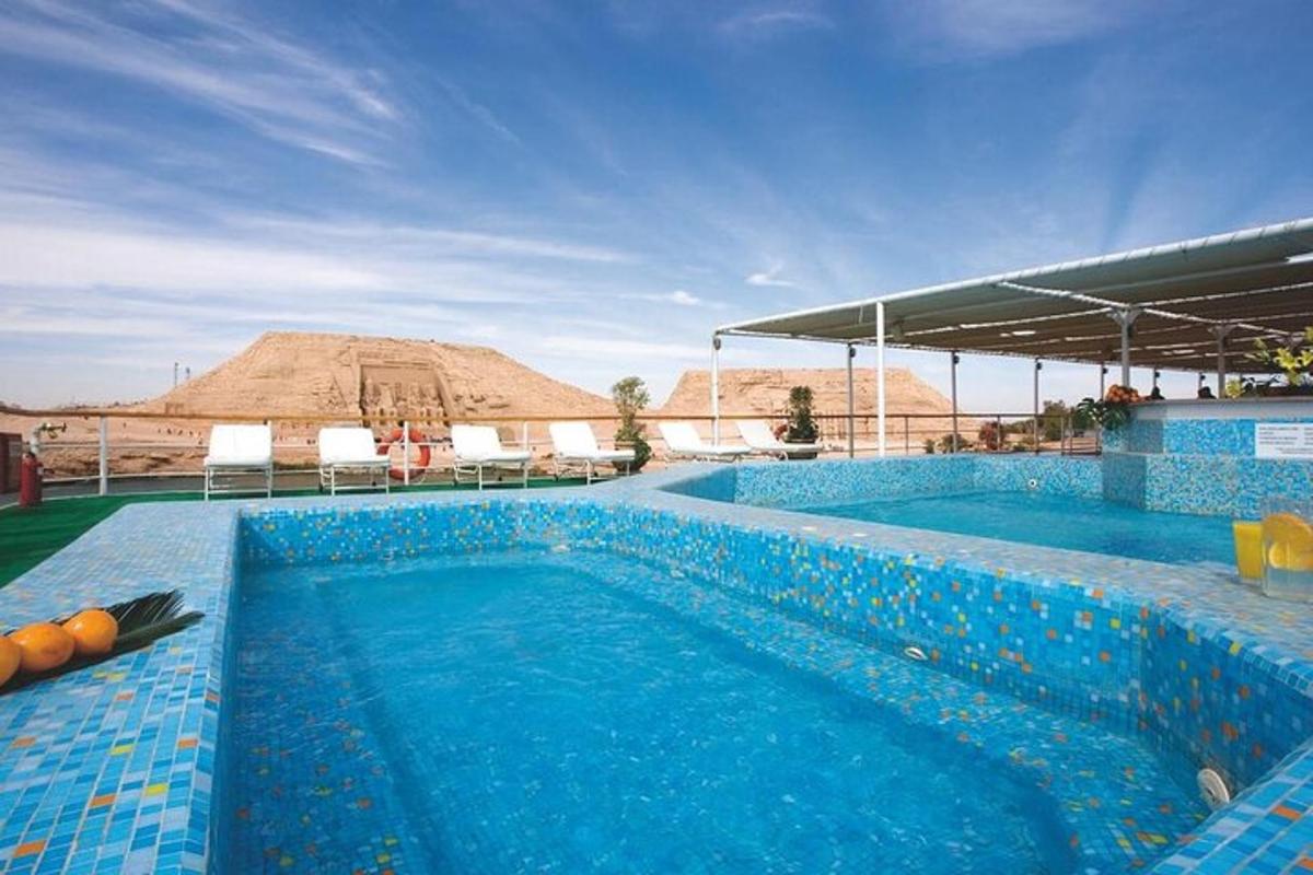 una piscina con una montagna sullo sfondo