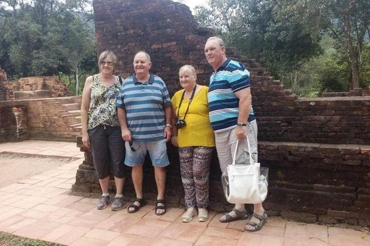 skupina ljudi, ki stojijo pred stavbo