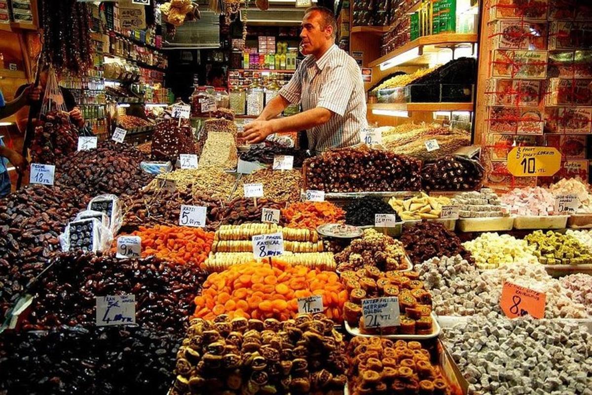 egy férfi áll a piacon, ahol sok gyümölcs és zöldség található