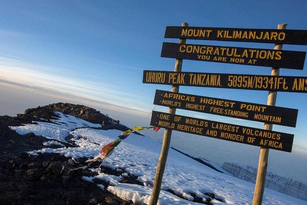un cartello in cima a una montagna