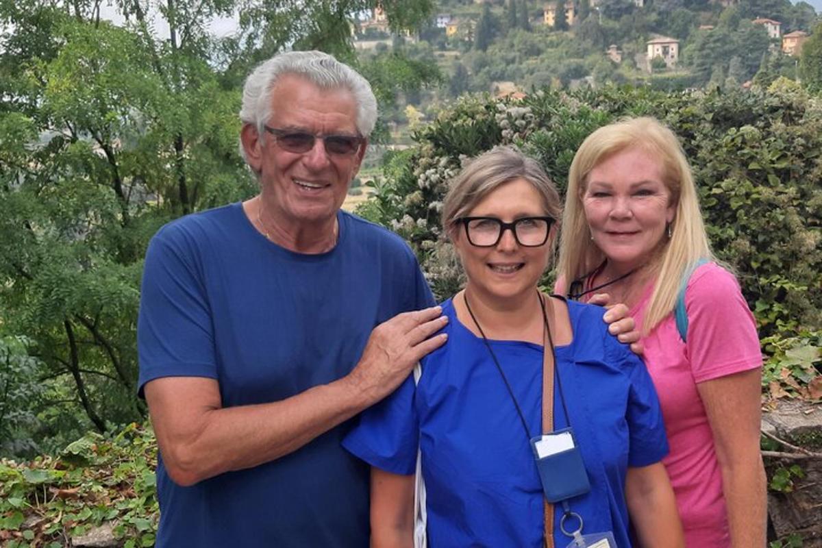 un uomo e una donna posano per una foto