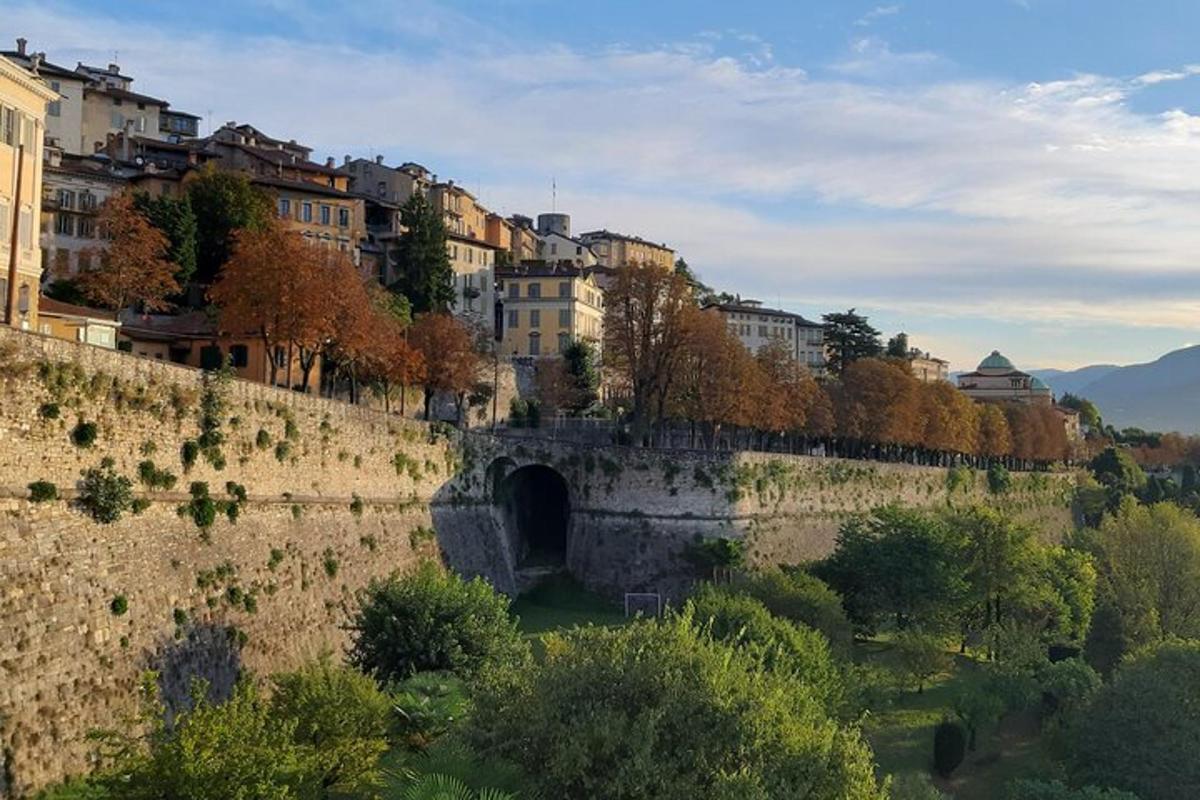 un ponte sopra un fiume in una città con edifici