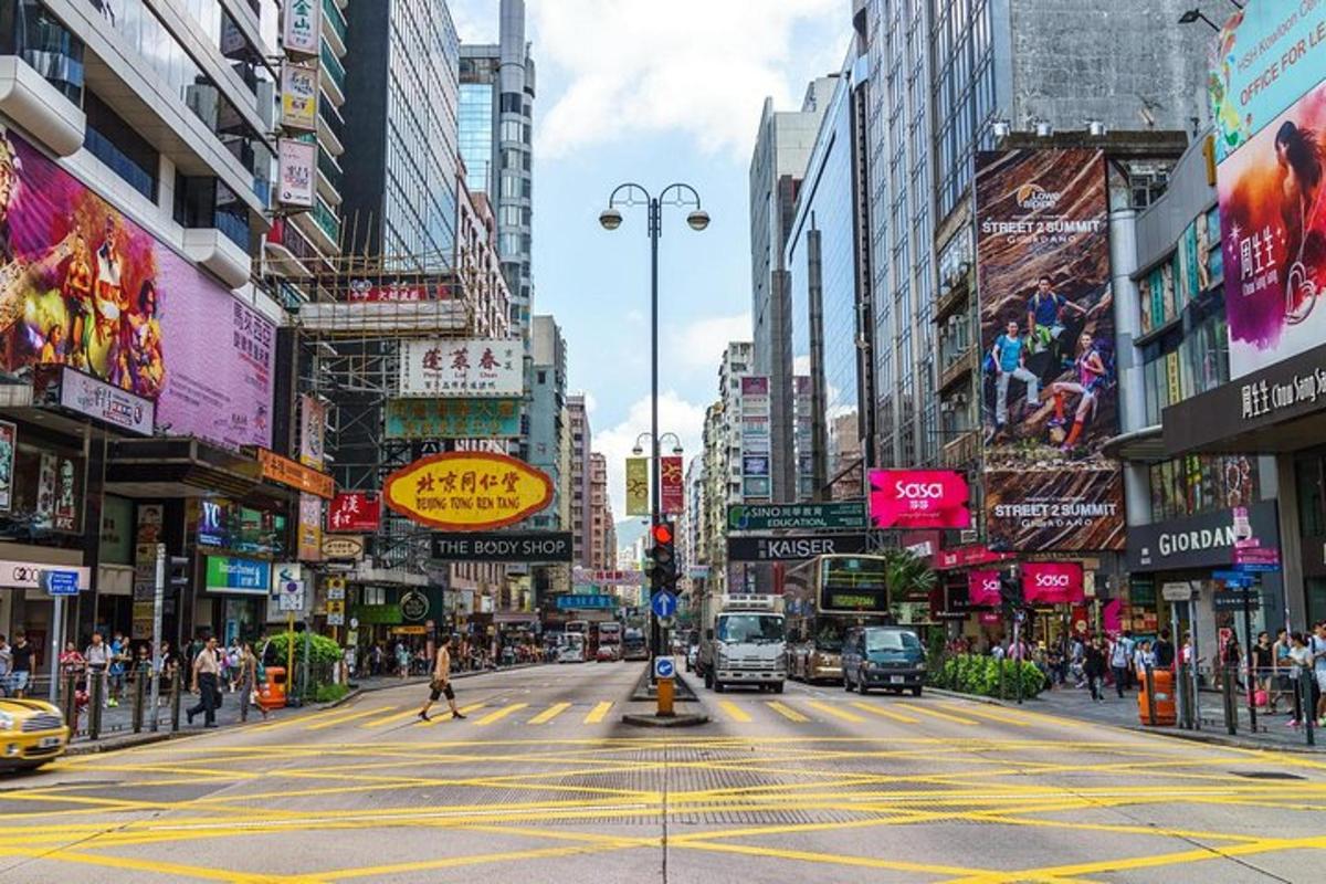城市中汽车和建筑物林立的繁忙街道