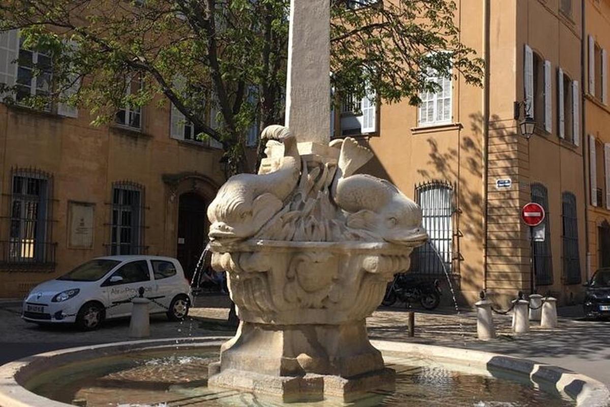 o statuie a unei fântâni pe o stradă a orașului