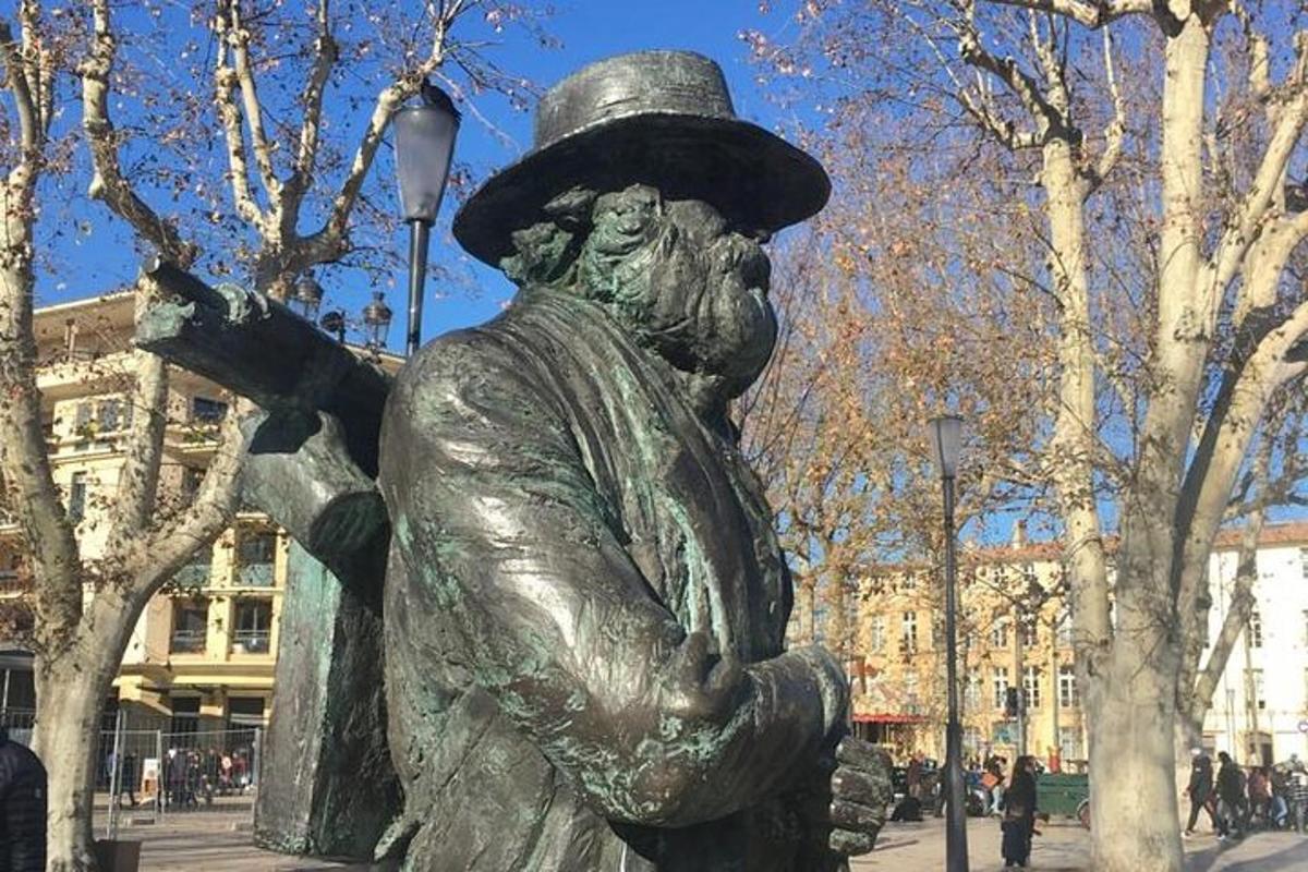 eine Statue eines Mannes mit Zylinder