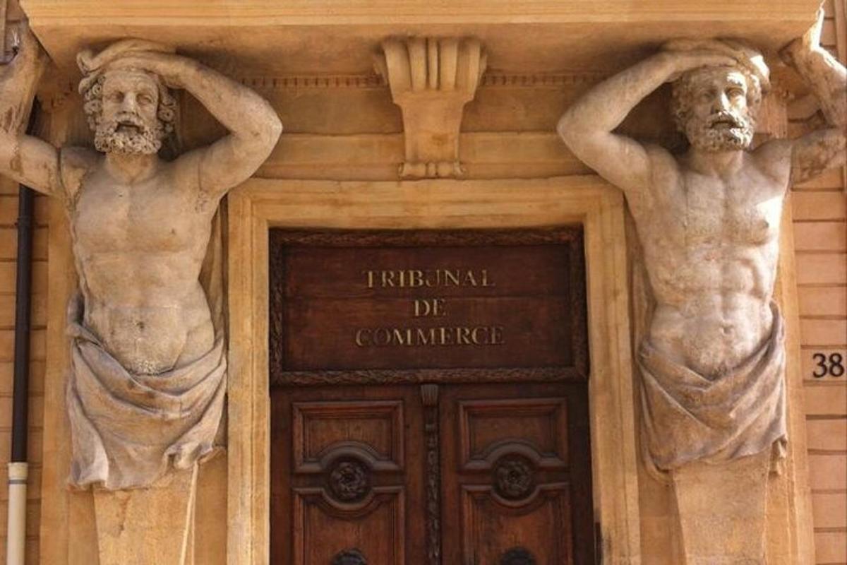 ein Gebäude mit zwei Statuen vor einer Tür