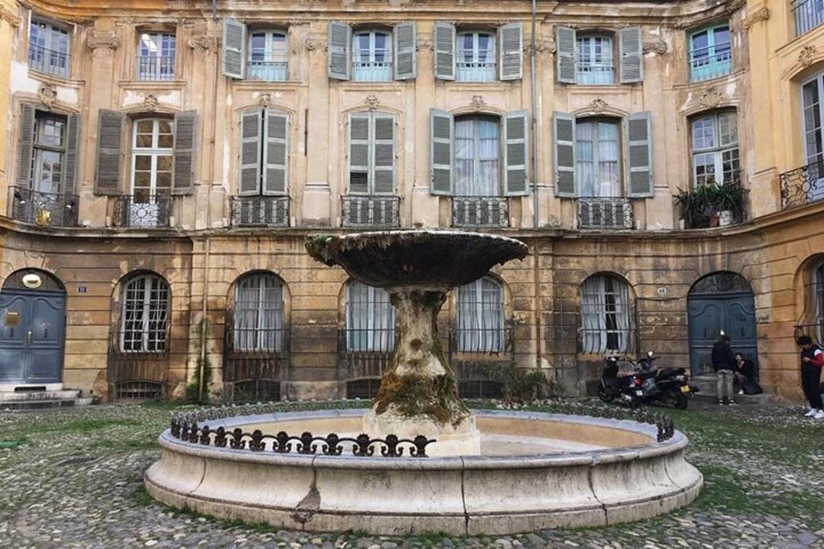 ein großer Brunnen vor einem Gebäude