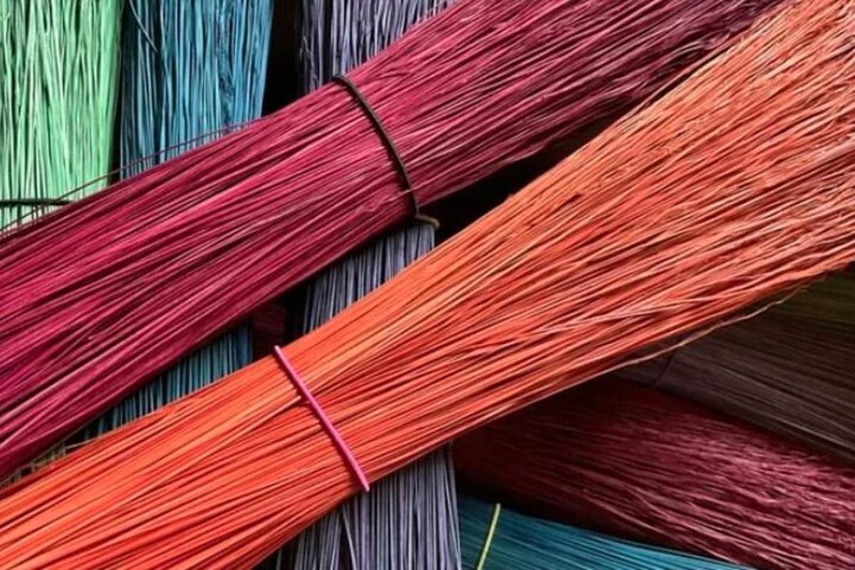 un mucchio di filato colorato sul lato di un edificio