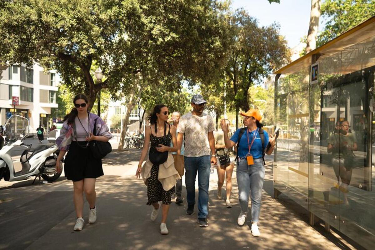 skupina lidí jdoucích po ulici