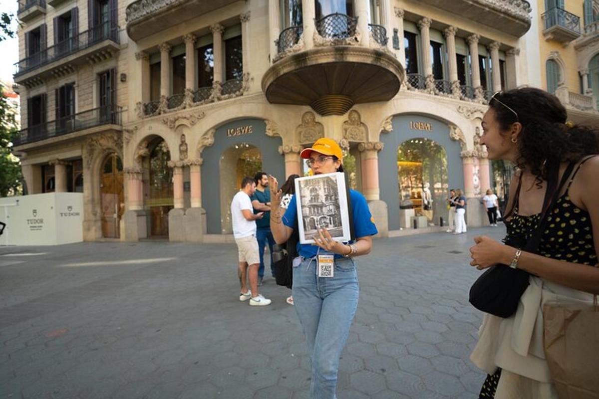 žena stojící vedle muže držícího ceduli