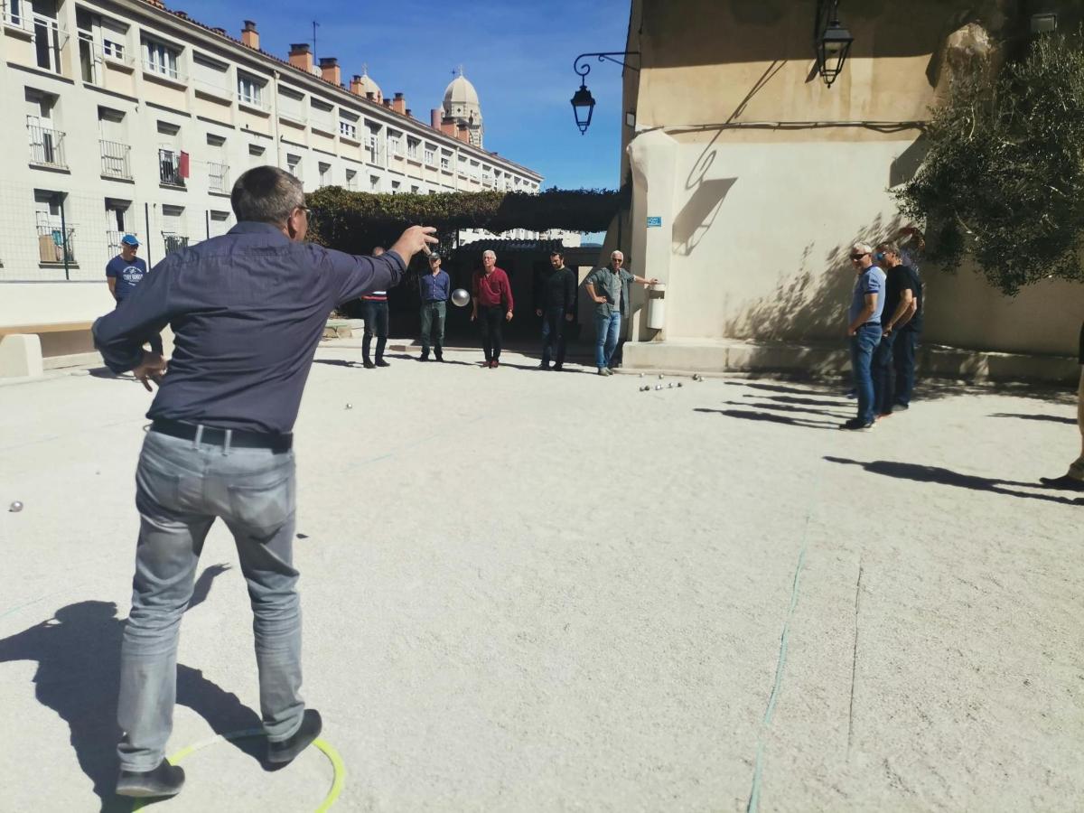 un uomo sta facendo volare un aquilone in un cortile
