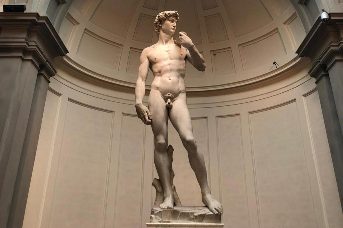Una estatua de un hombre en exhibición en un museo.