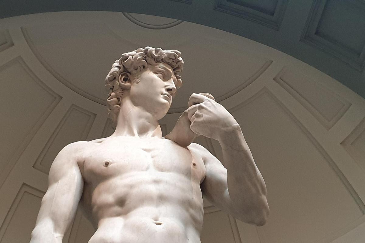 Una estatua blanca de un hombre en un edificio.