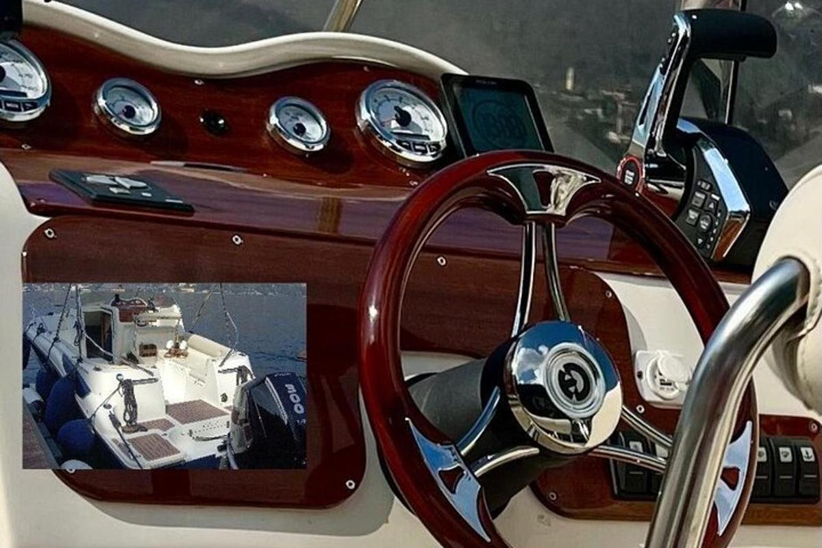 un primo piano del volante di una barca