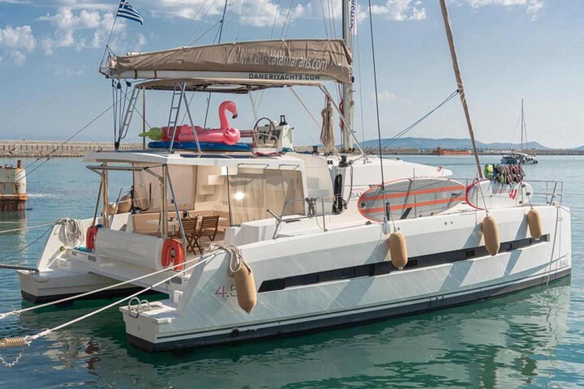 una barca bianca con un fenicottero rosa sull'acqua