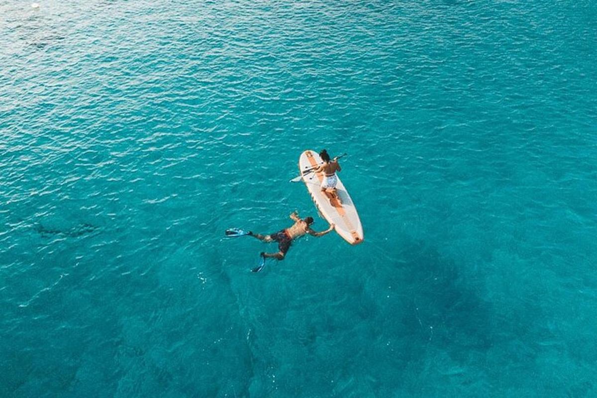 un uomo su una tavola da surf in acqua