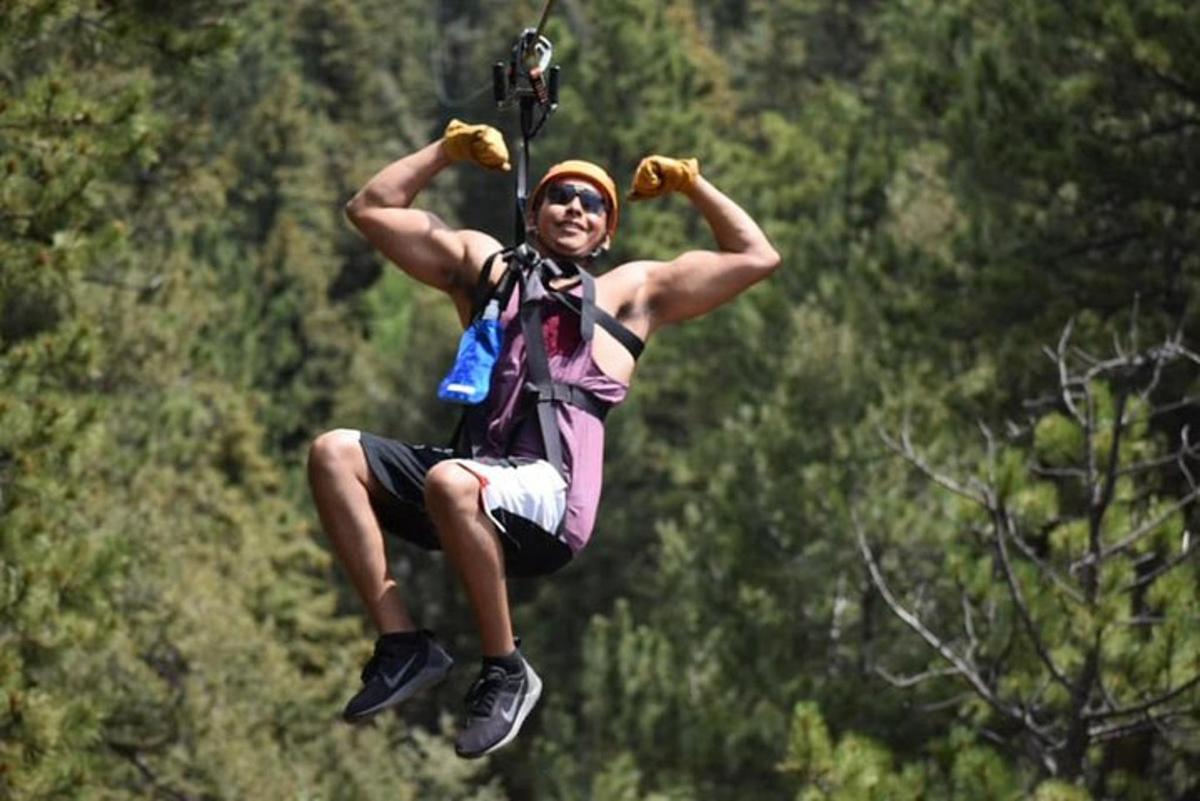 muž letící vzduchem na zipline