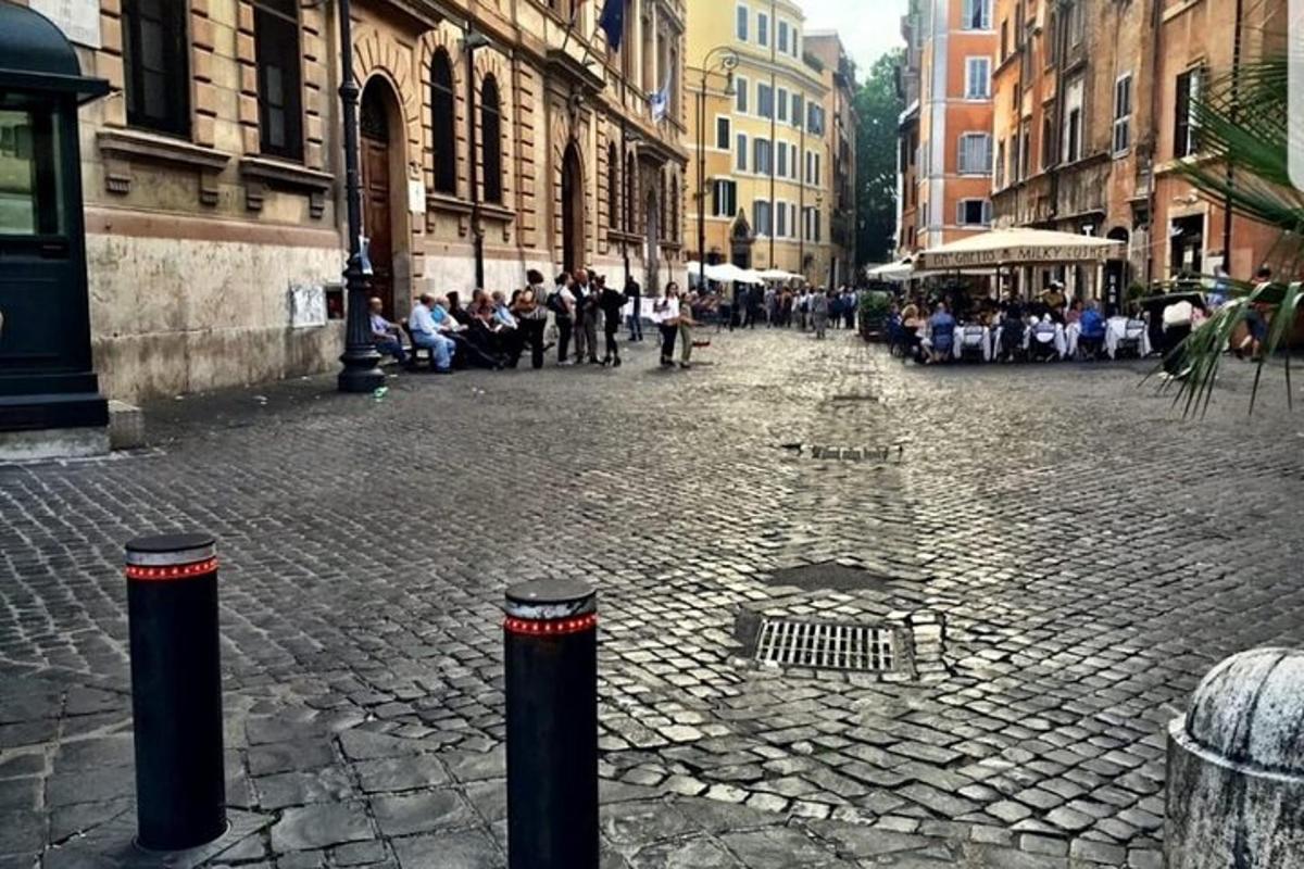 munakivitänav, millel istub grupp inimesi