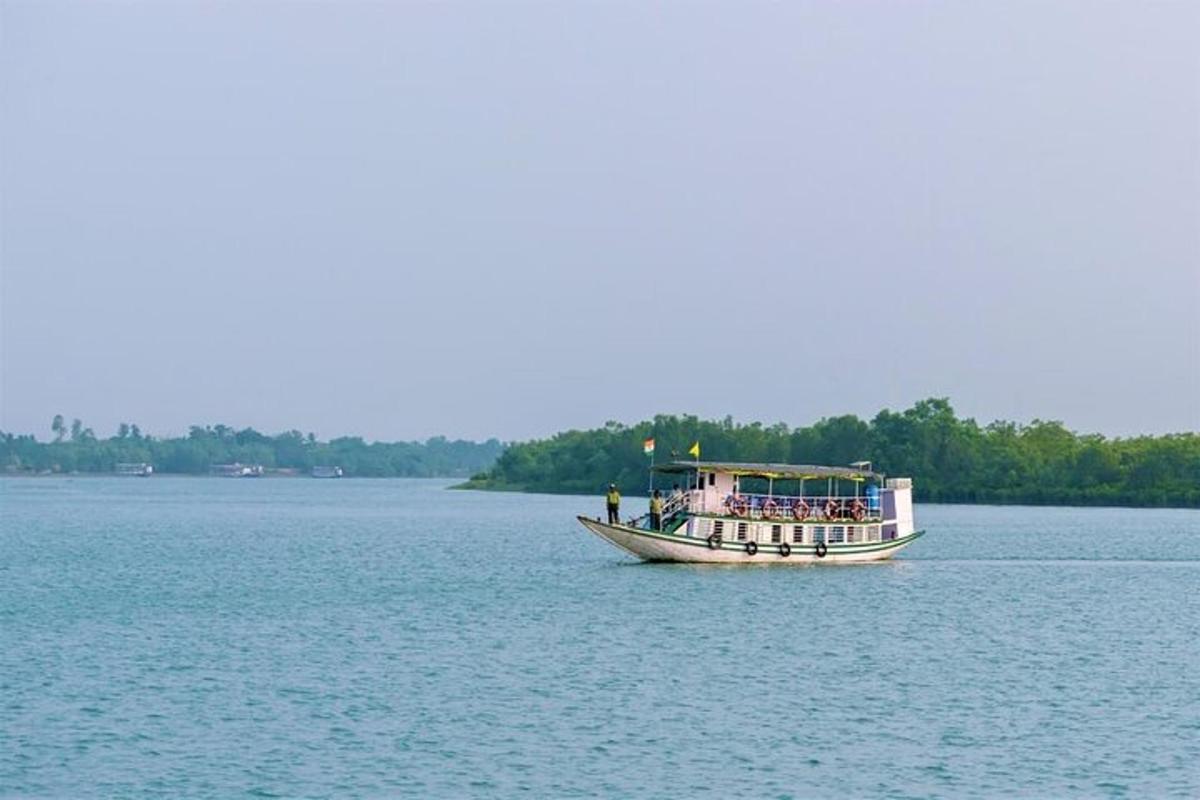 um barco com pessoas na água