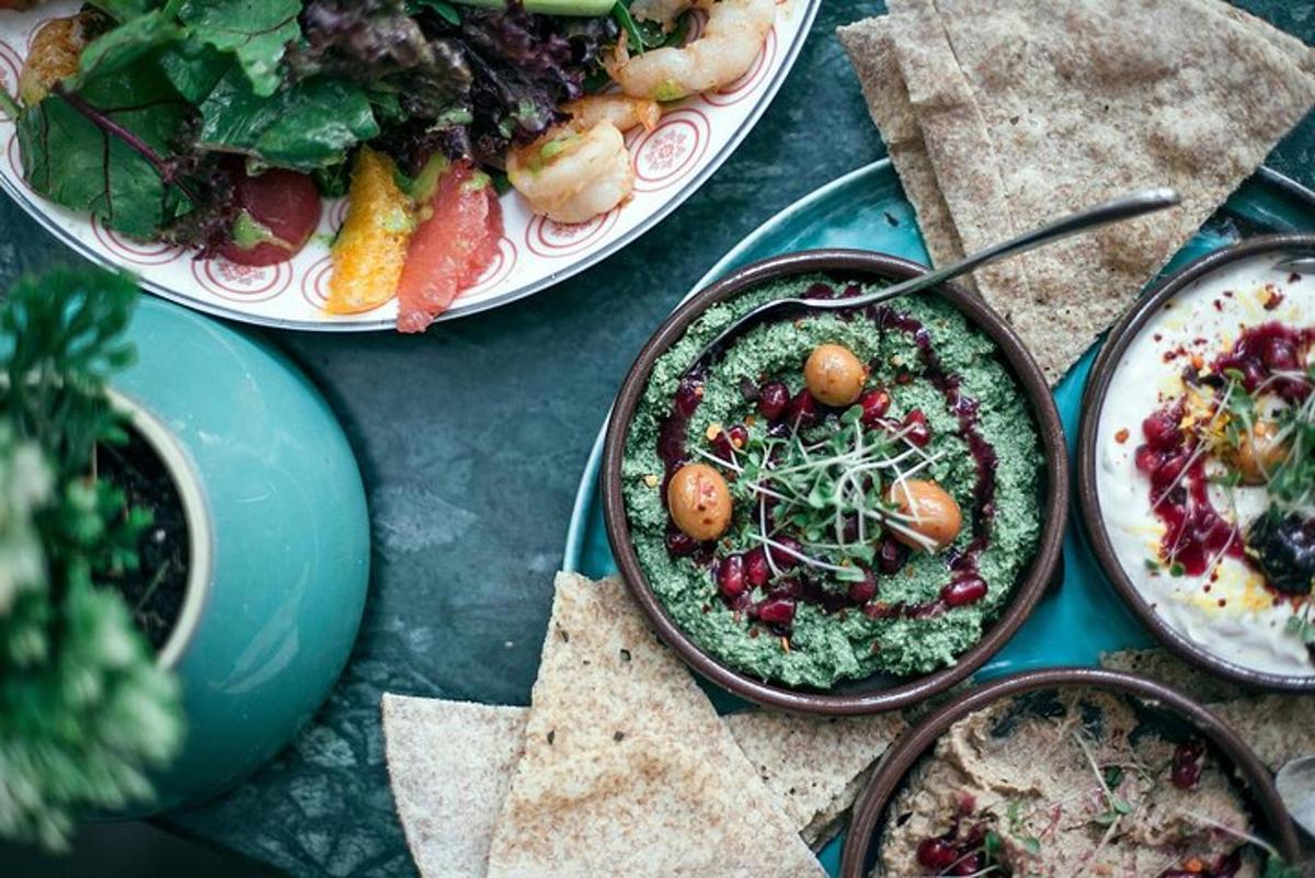 Una mesa cubierta con platos y cuencos de comida.