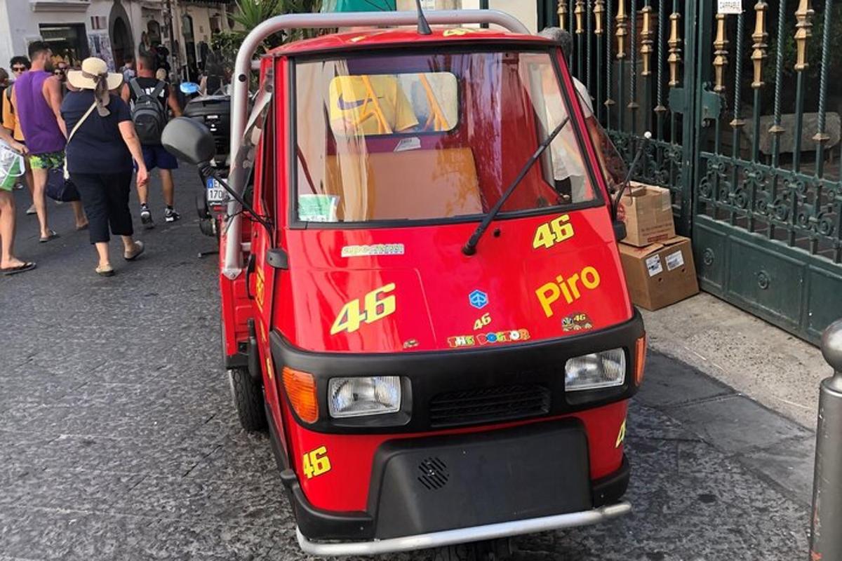 majhen rdeč avto parkiran na ulici