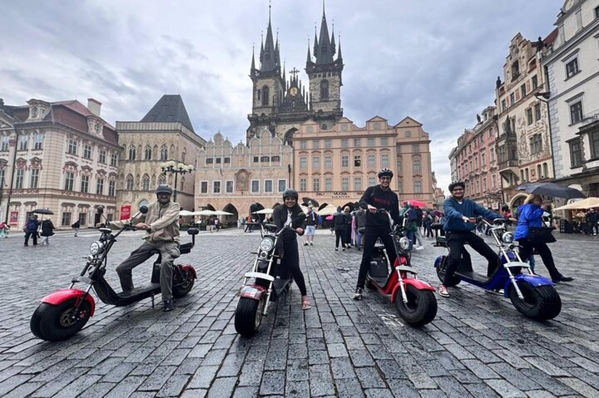 egy csoport ember robogókon egy városi utcán