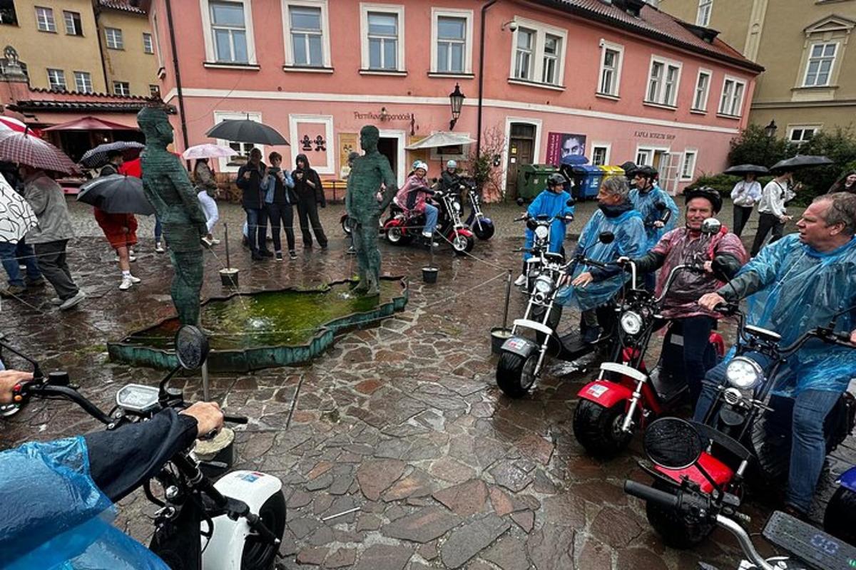 um grupo de pessoas em motocicletas na chuva