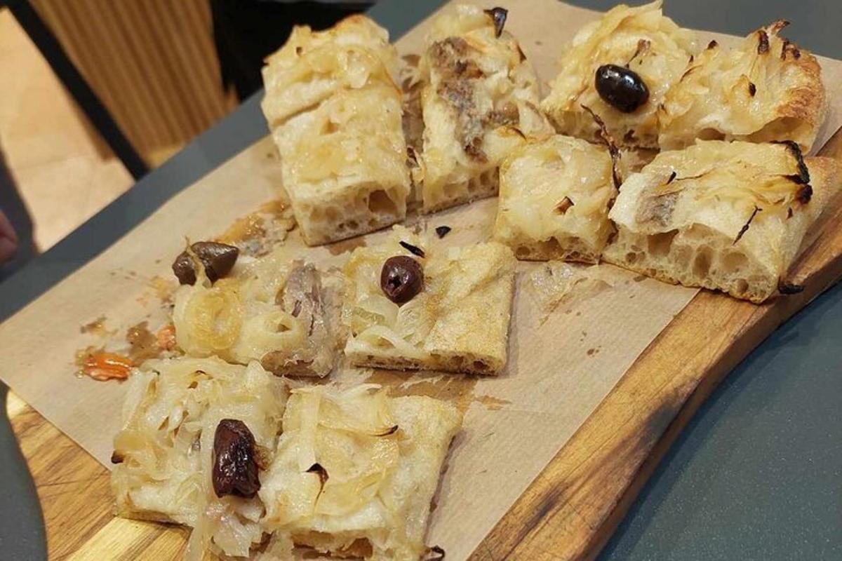 Un grupo de rebanadas de pizza en una tabla de cortar