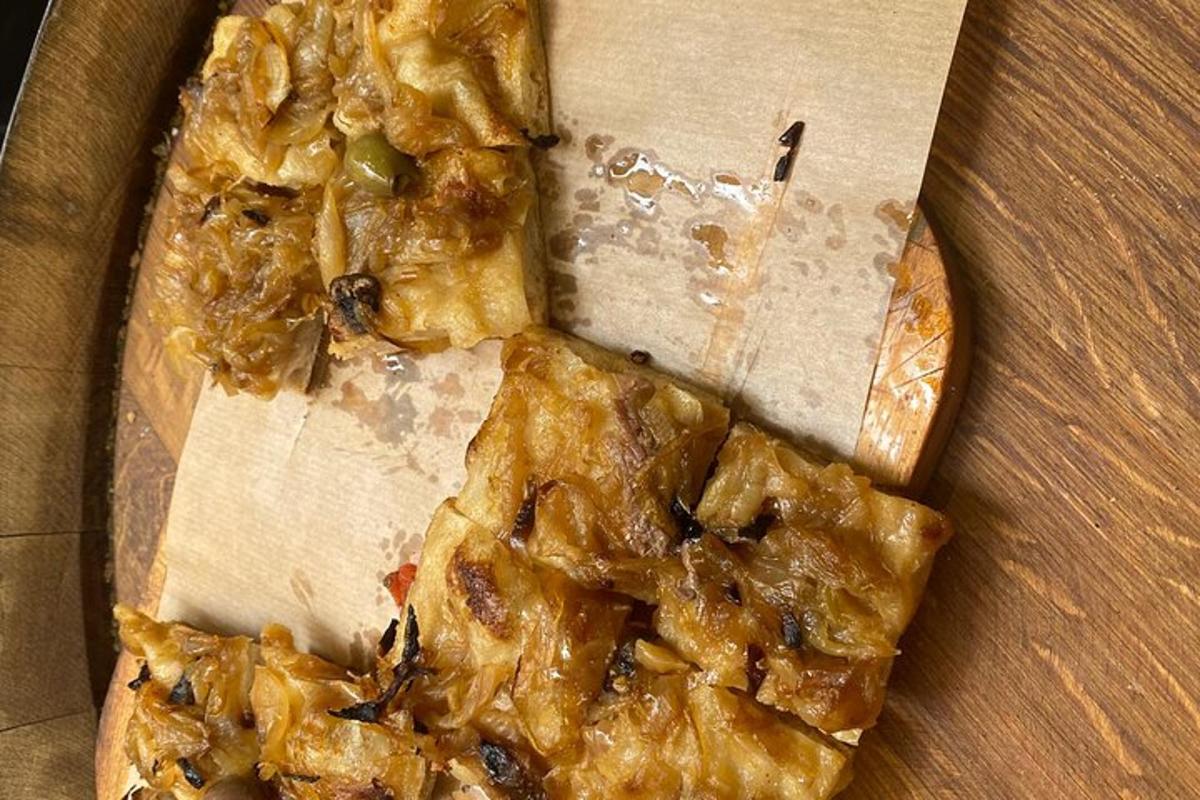 Un grupo de tres porciones de pizza en una caja.