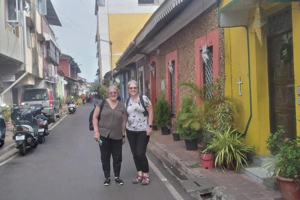 due donne sono in piedi su una strada cittadina