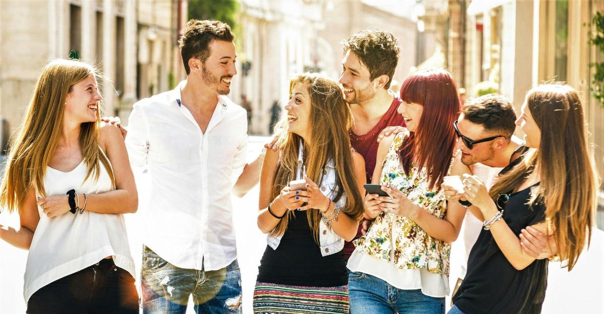 μια ομάδα ανθρώπων που περπατούν στον δρόμο