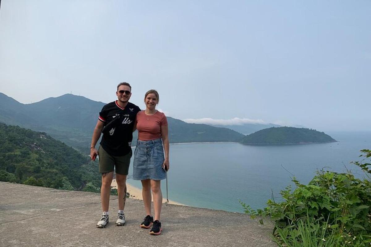 un uomo e una donna in piedi sulla cima di una montagna