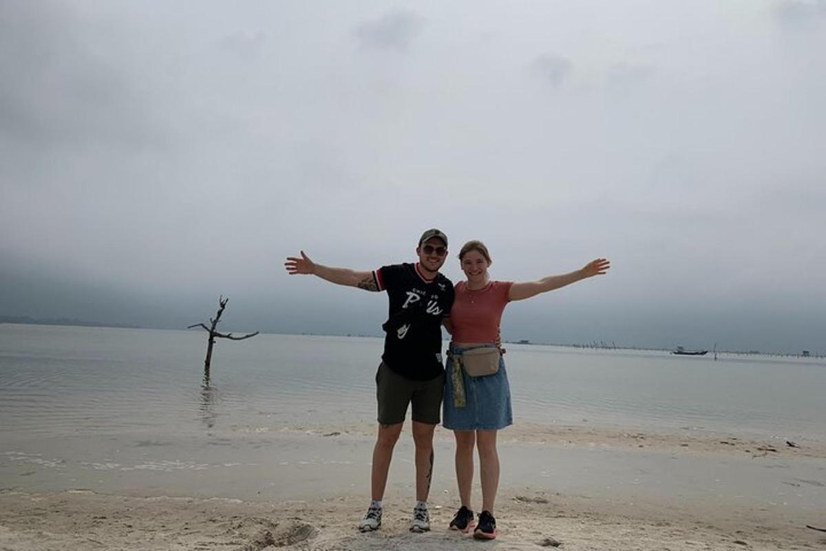 un uomo e una donna in piedi sulla spiaggia