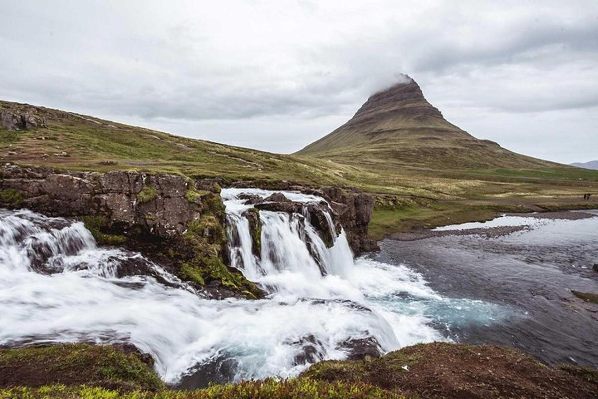 foss með fjalli í bakgrunni