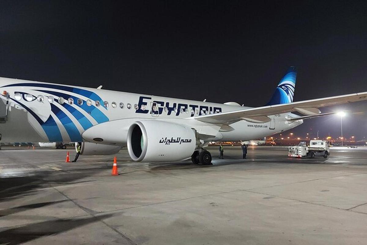 un aereo è parcheggiato sulla pista di notte