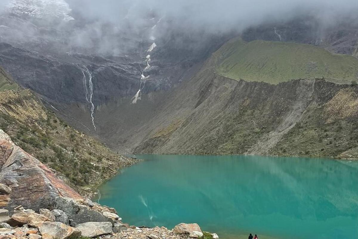 una vista d'un llac verd a la muntanya